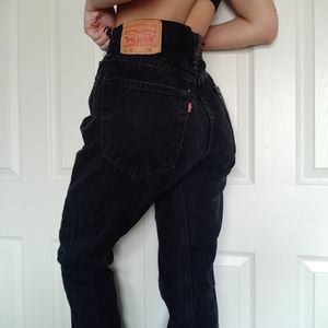 VINTAGE LEVIS MOM JEANS